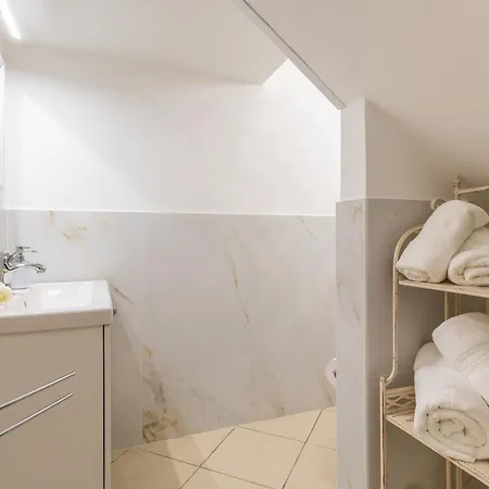 Achates Apartment